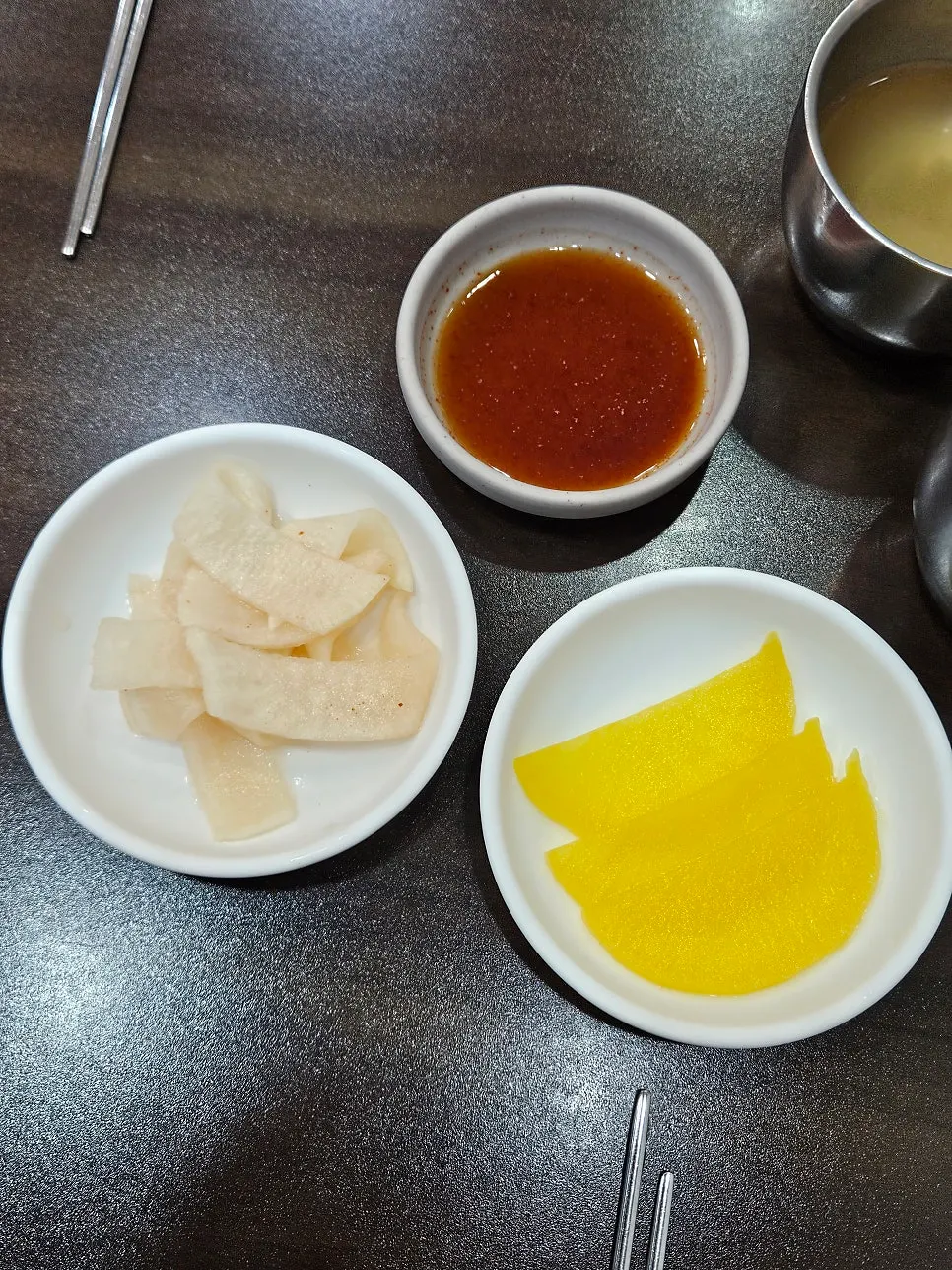 무와 단무지 기본 반찬과 만두 간장