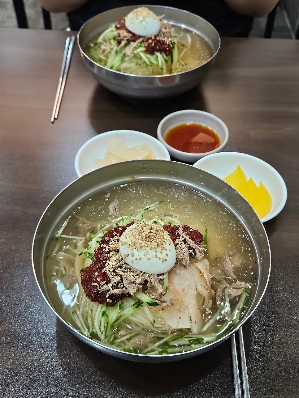 테이블에 차려진 물밀면 한 상