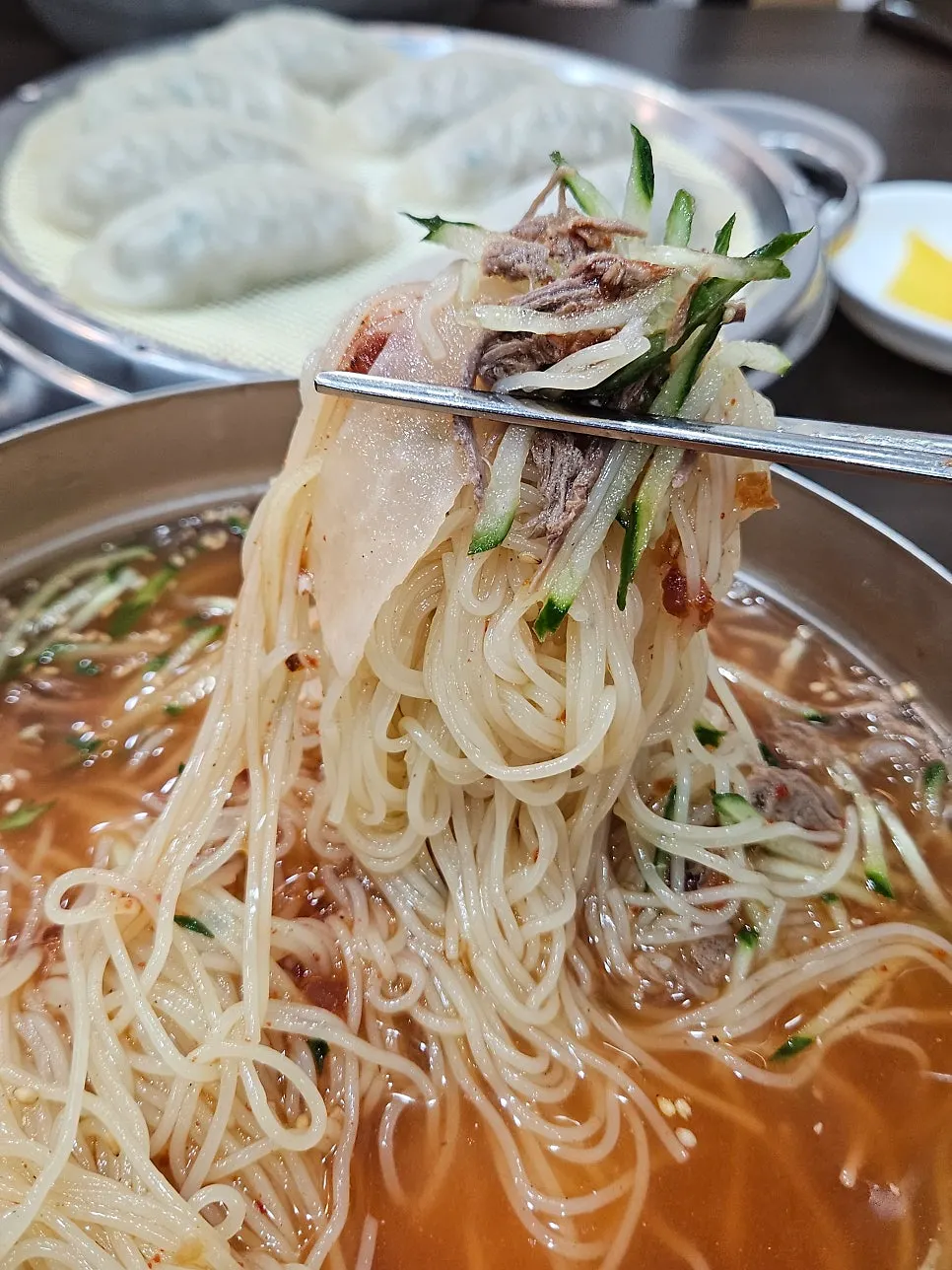 비빈 뒤 젓가락으로 들어올린 밀면 면발