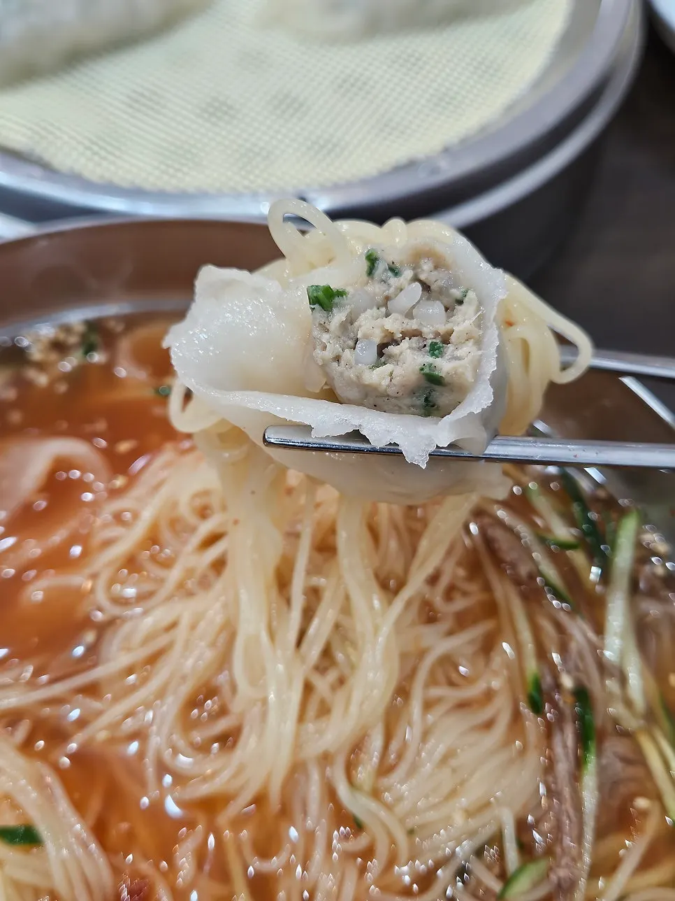밀면 면에 돌돌 말아 먹는 만두