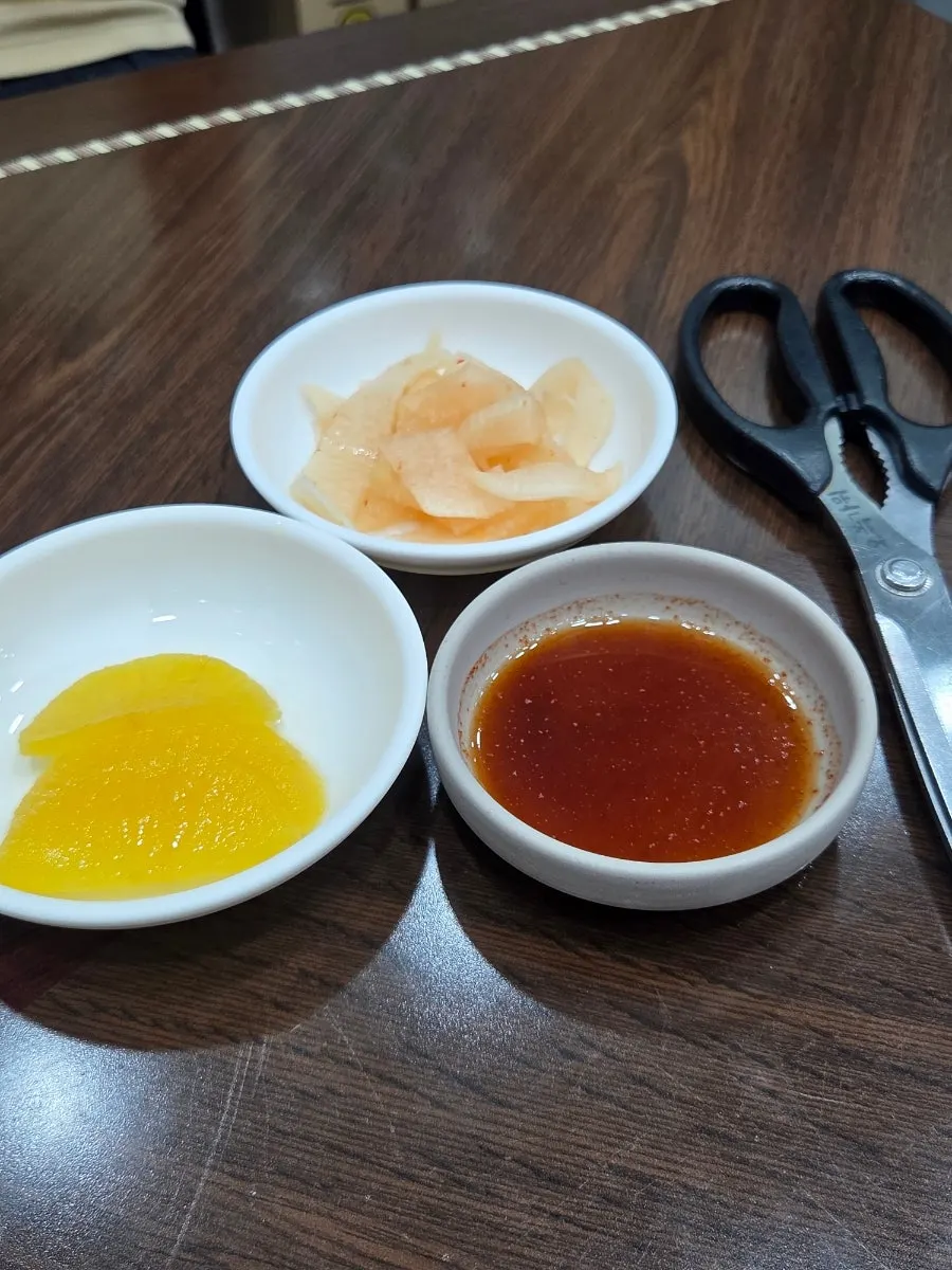 ミルミョンと一緒に置かれた温スープ一杯