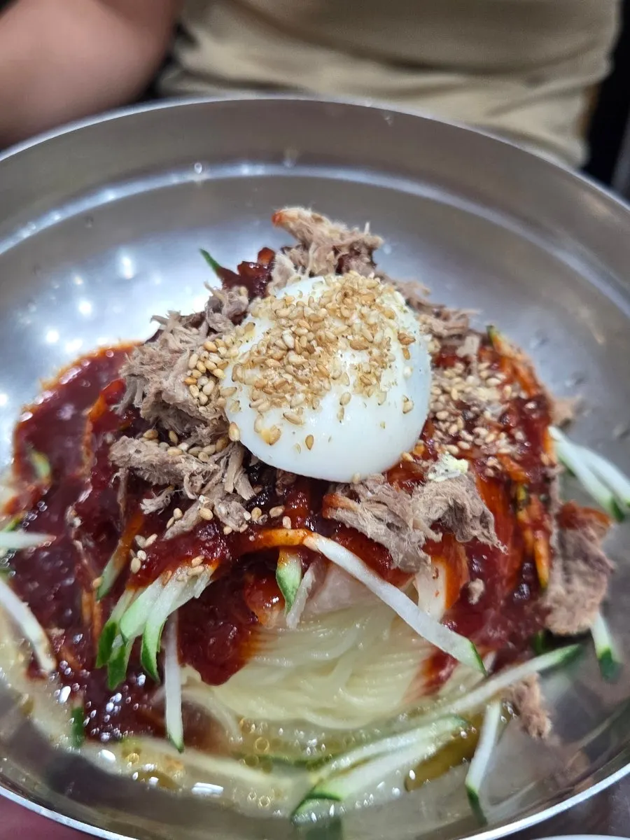麺を持ち上げたソミョンミルミョンのミルミョン