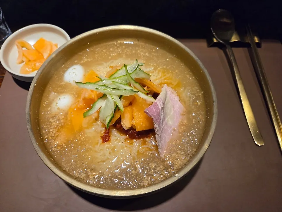 Water milmyeon and spicy mixed milmyeon ordered at Sanbandeul Pork Gukbap