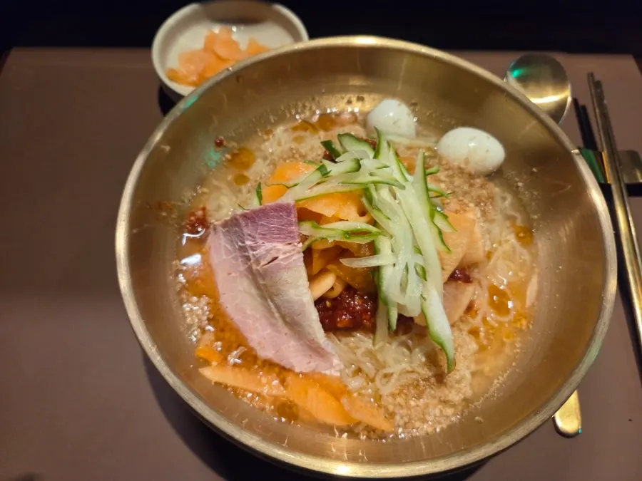Water milmyeon with cool, clean-tasting broth