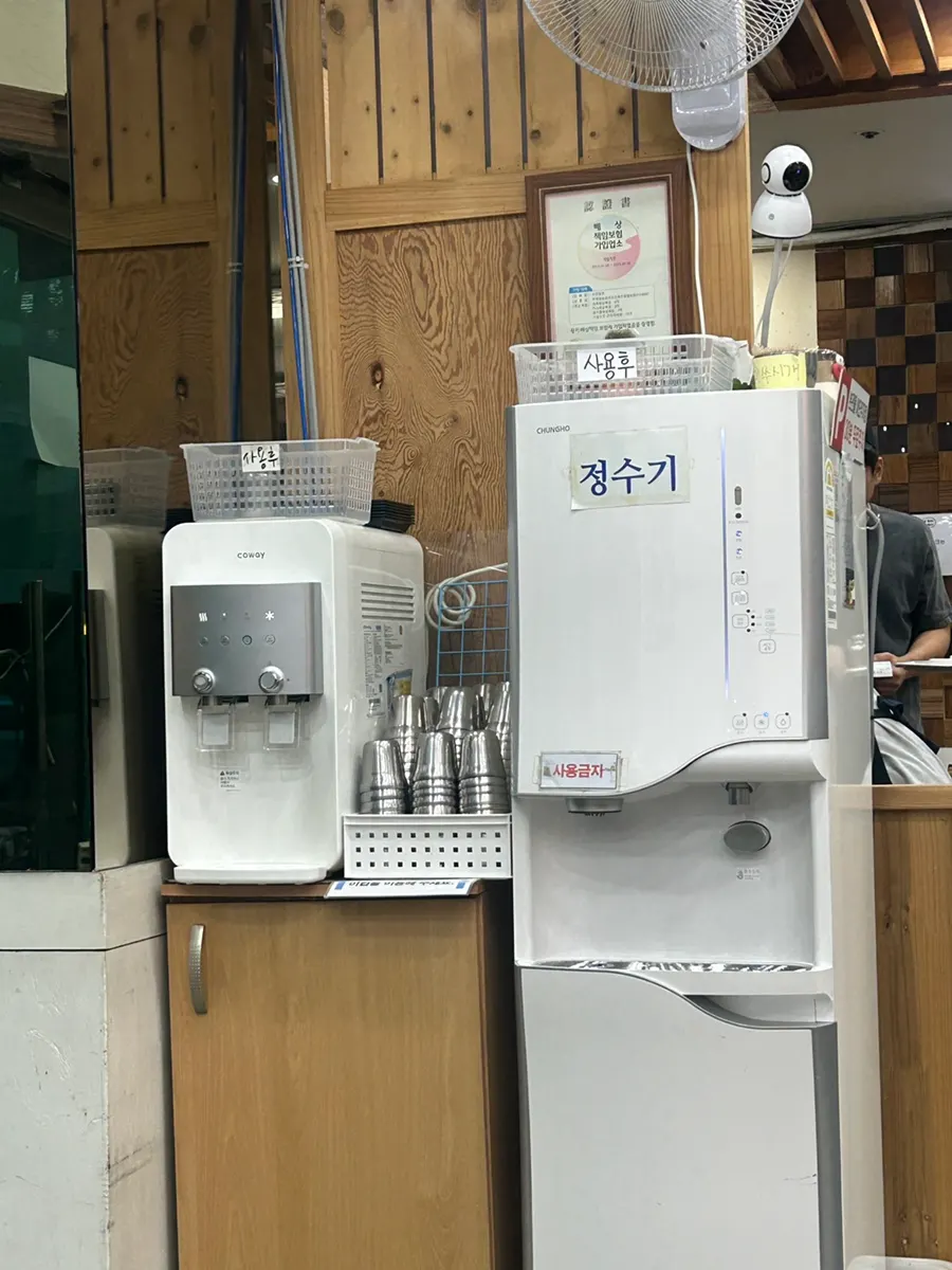 Water dispenser at the self-serve water station