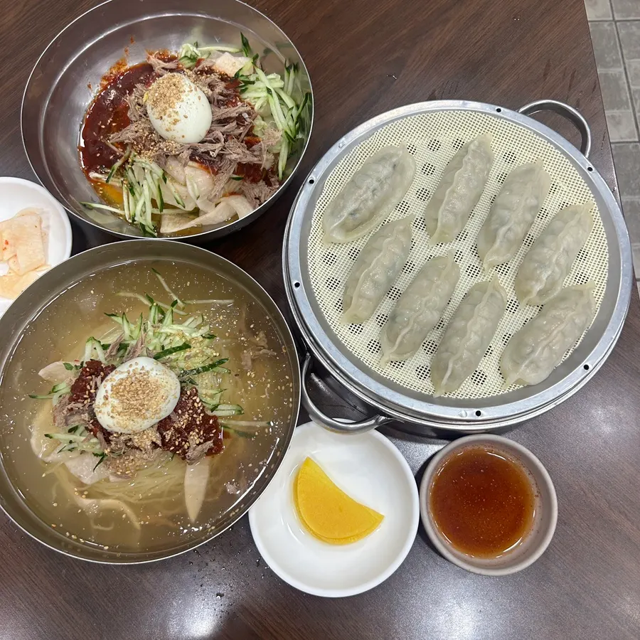 Eight freshly steamed dumplings with soy sauce