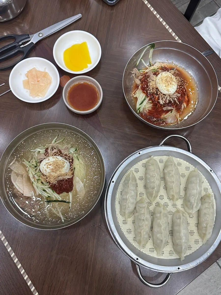 Satu meja lengkap dengan milmyeon dan mandu