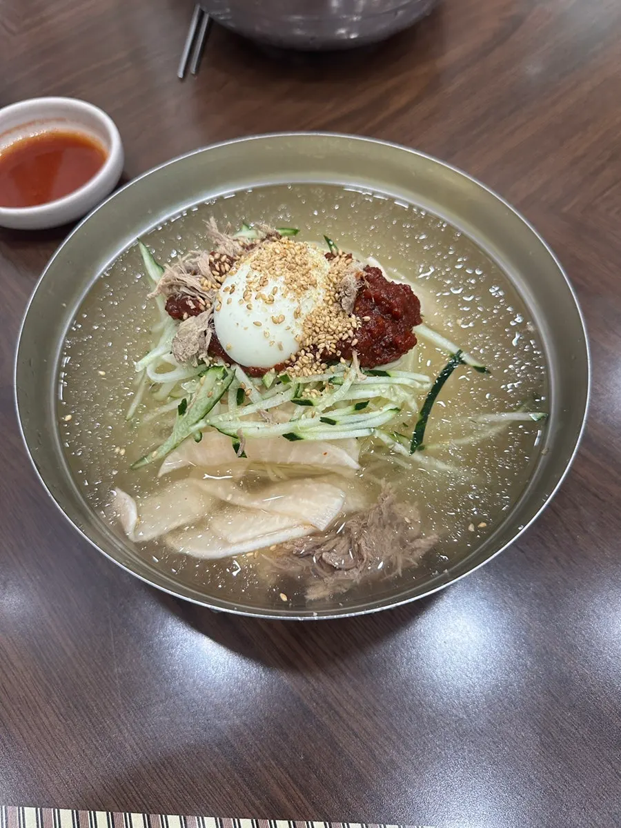 Mul milmyeon dengan kuah berserpihan es tipis