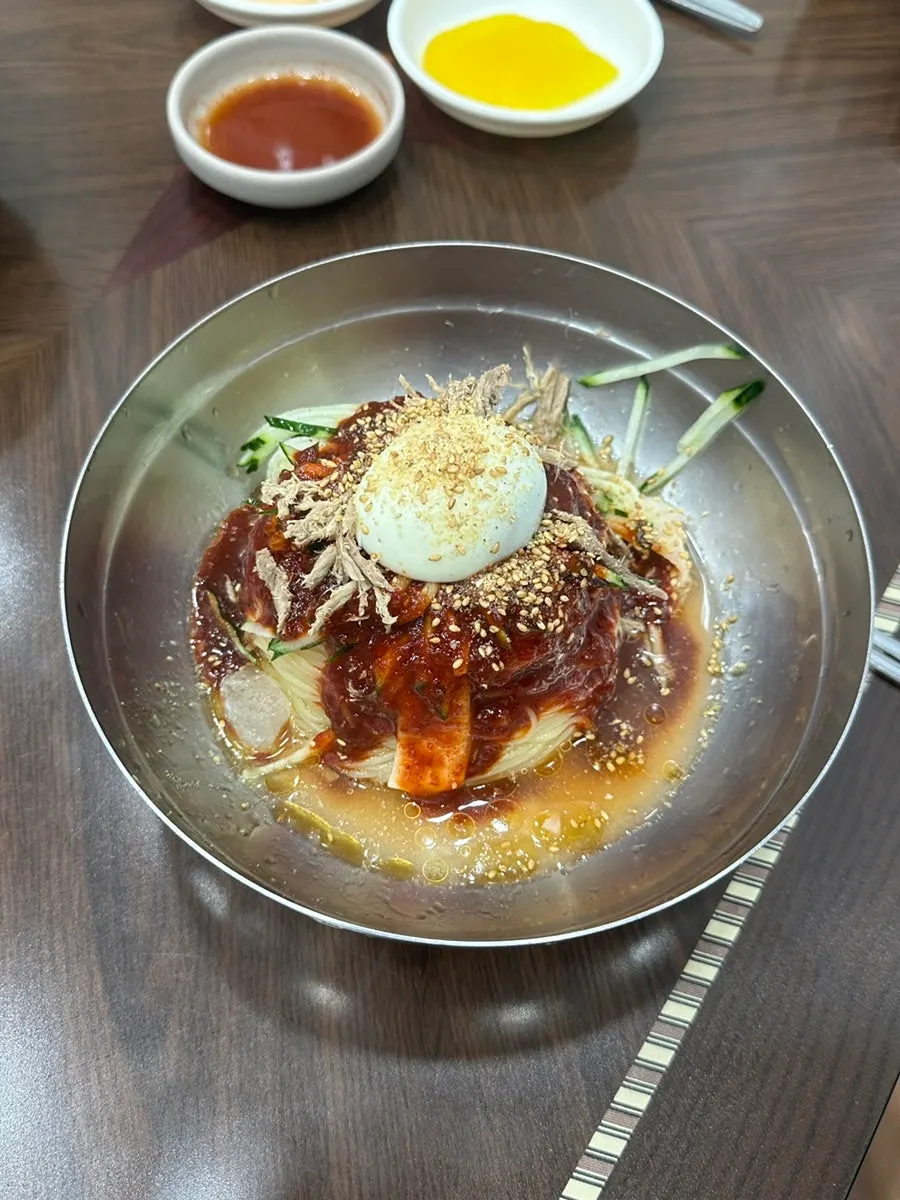 Bibim milmyeon dengan bumbu asam manis