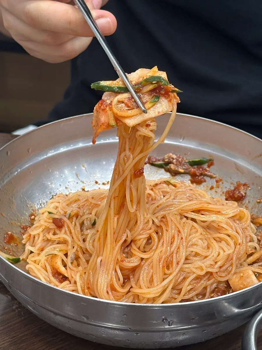 Bibim milmyeon dicampur dengan mustard
