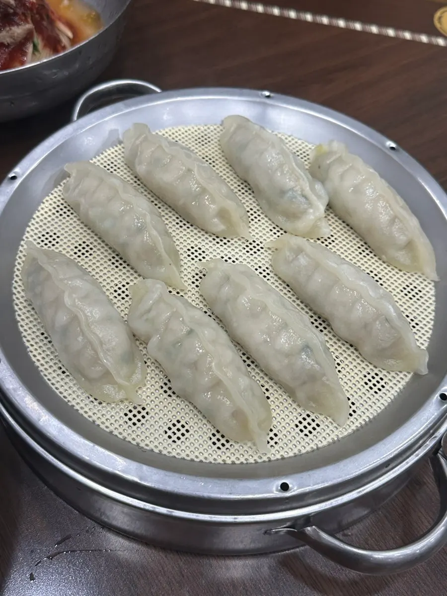 Sepiring mandu daging dengan kulit kenyal