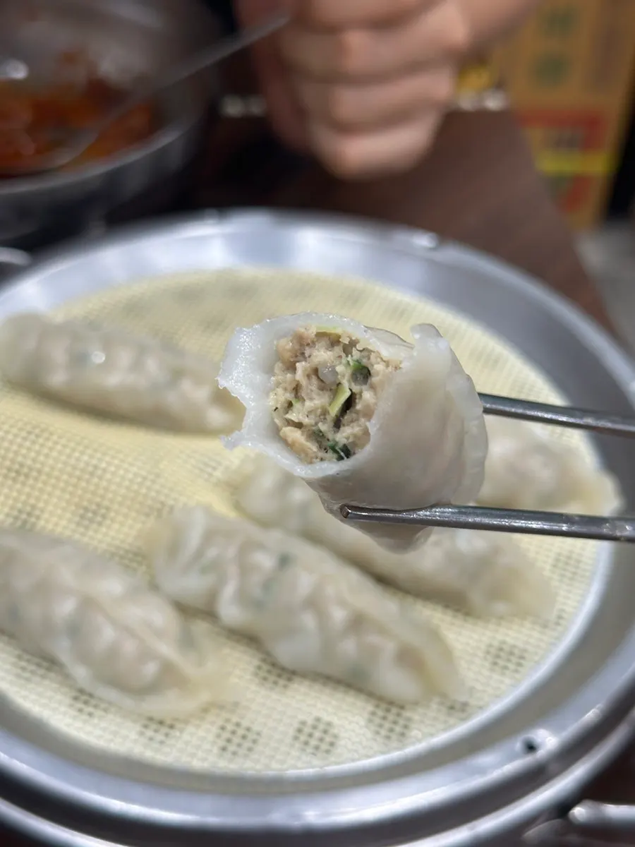 Penampang mandu dengan kuah gurih di dalamnya