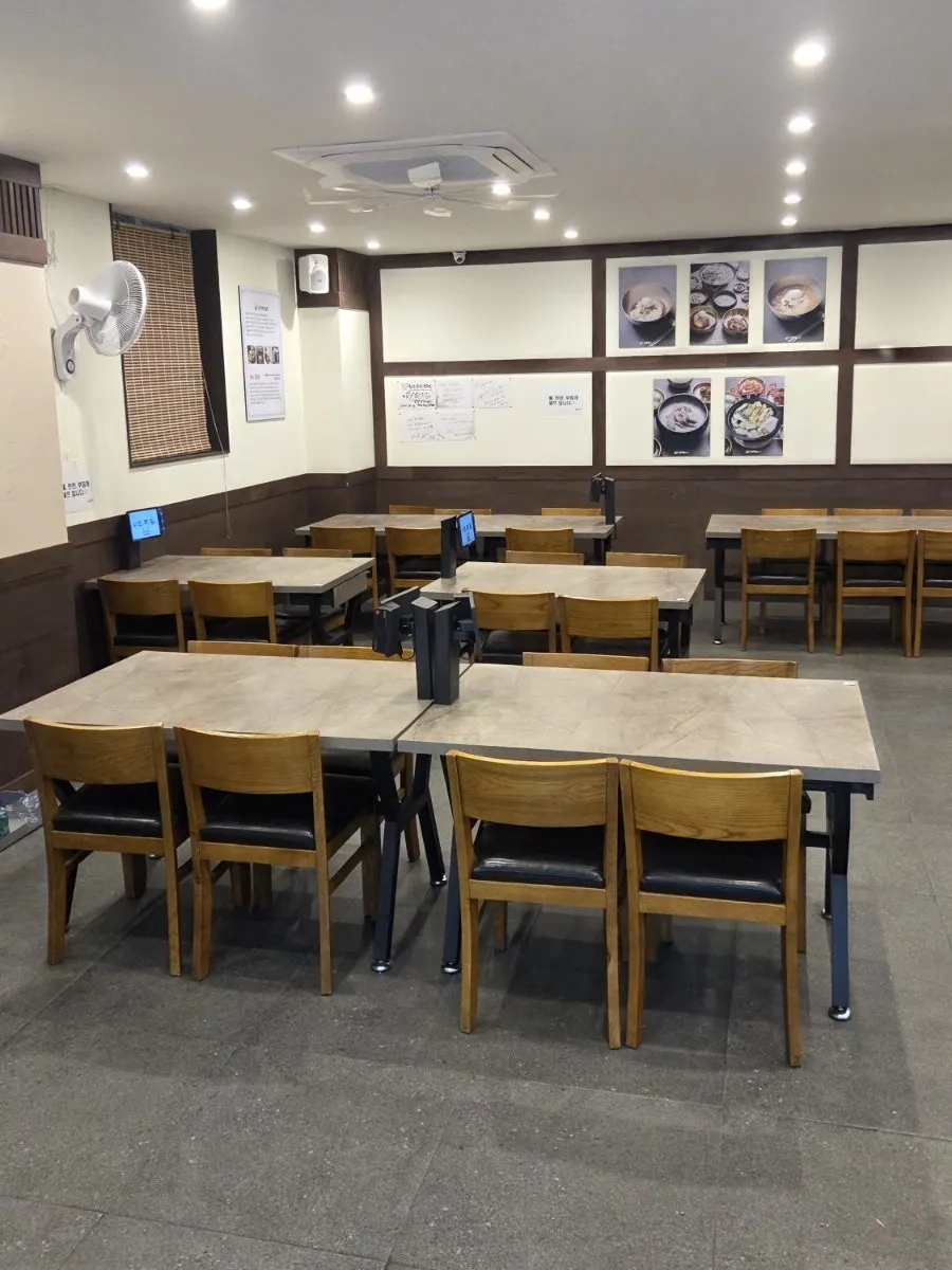 비 오는 날 매장 입구 모습