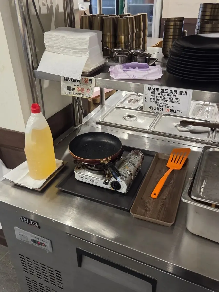 밀면과 국밥이 함께 적힌 메뉴판