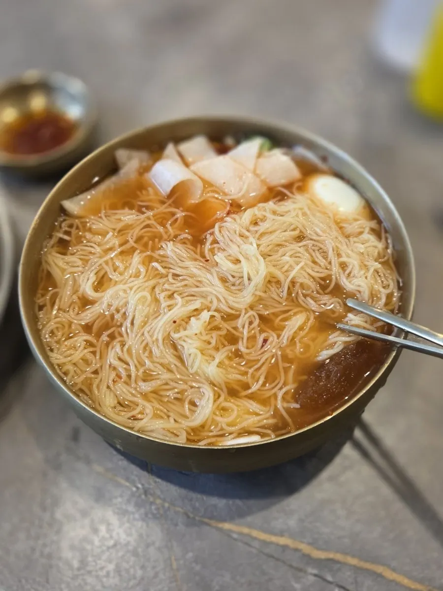 붉은 양념을 푼 물밀면 육수
