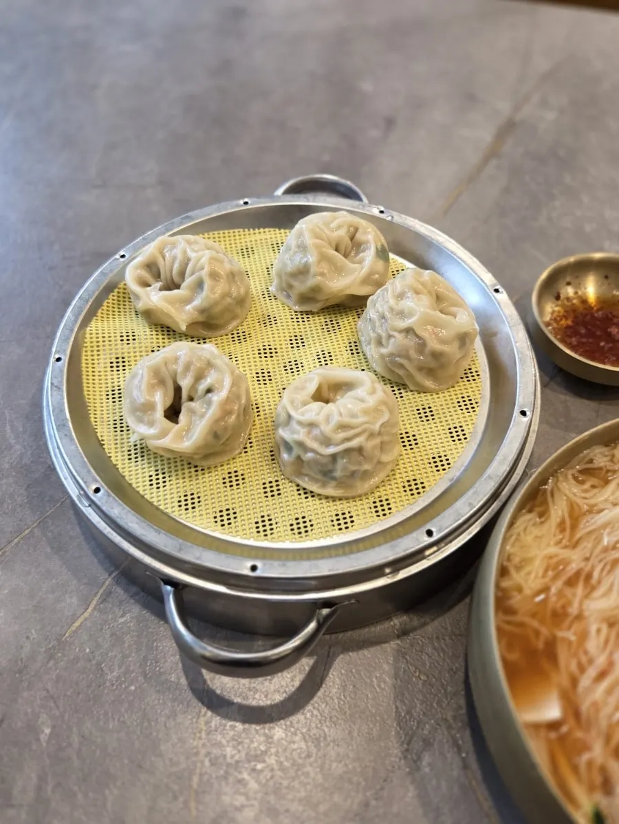 찜기에 담겨 나온 고기만두 다섯 개