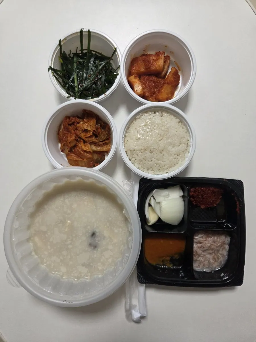 집에서 덜어낸 순대국밥 한 그릇