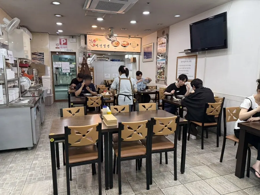 Tableware prepared at the self-service bar