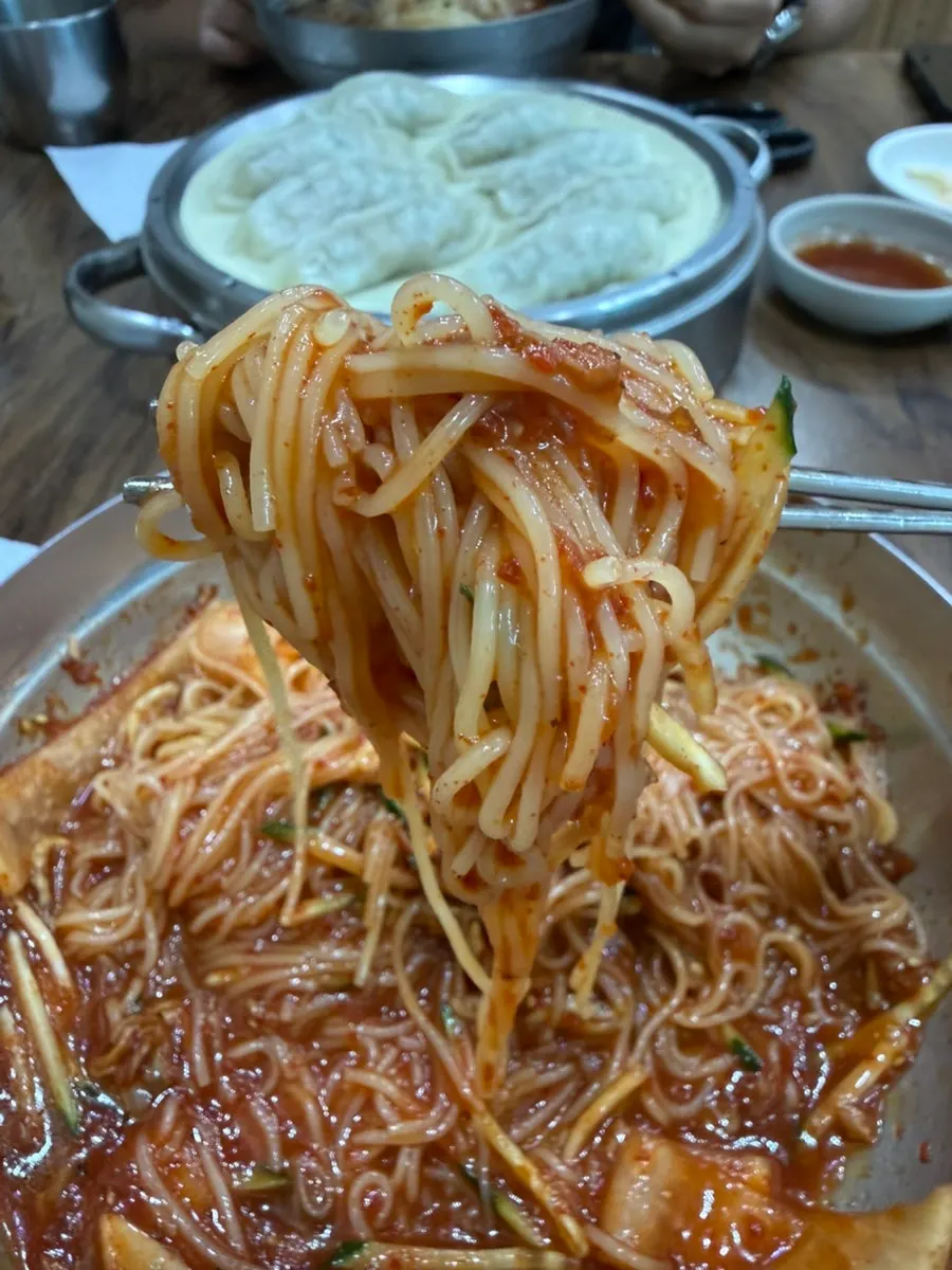 Seomyeon Milmyeon's bibim milmyeon tossed with sauce