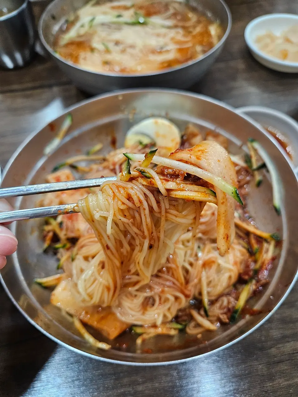 서면밀면 비빔밀면과 만두 조합 사진