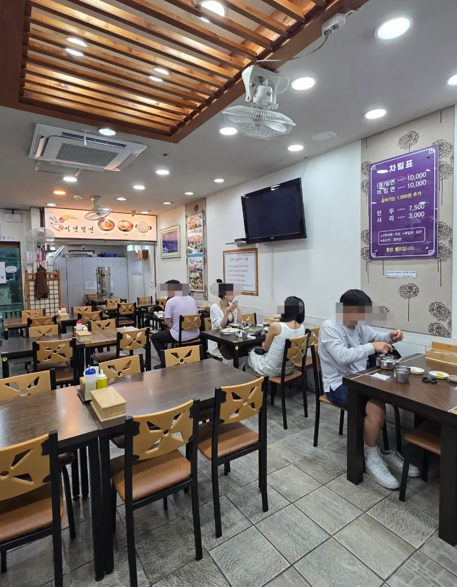 Không gian bên trong Seomyeon Milmyeon với bàn cách xa nhau
