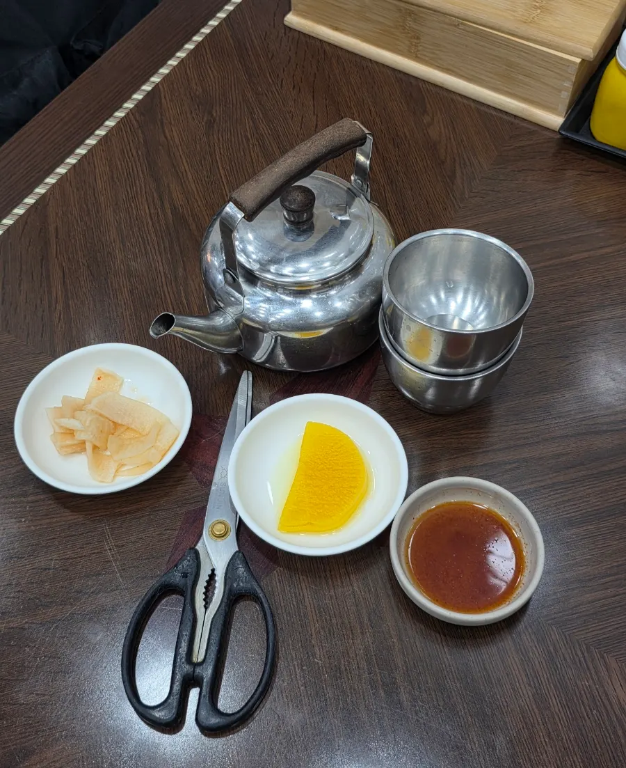 Một ly nước dùng nóng để tráng miệng