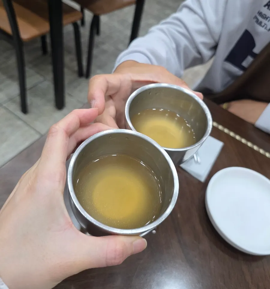 Quầy tự phục vụ có muỗng đũa và đĩa lót