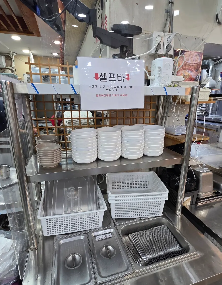 Bàn ăn được set cùng nước dùng nóng