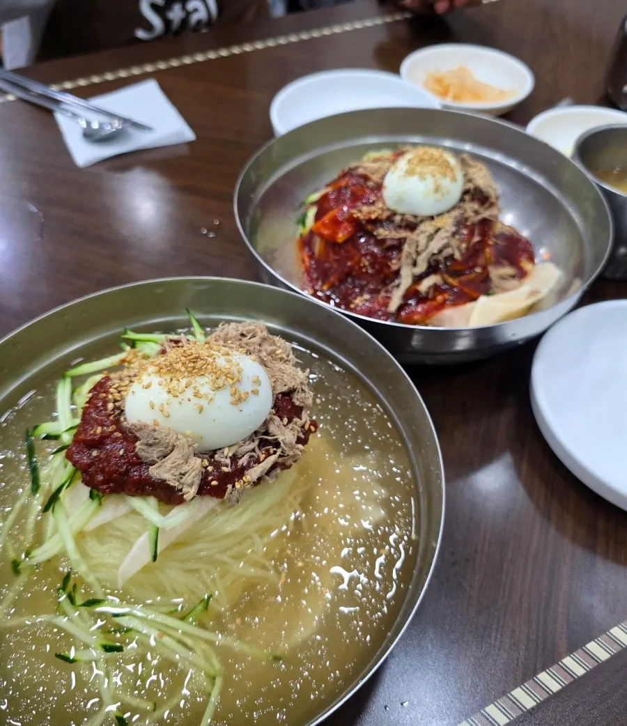Mâm mul milmyeon và bibim milmyeon dọn cùng nhau
