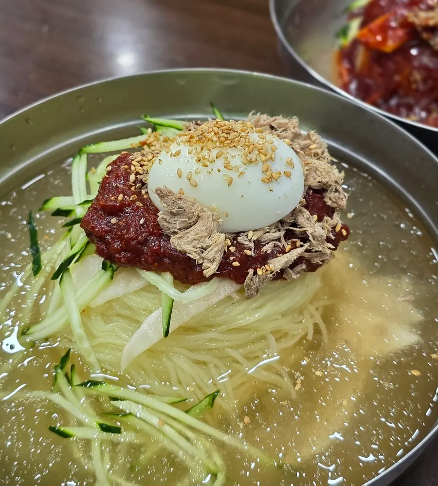 Mul milmyeon với topping trên lớp nước dùng đá bào