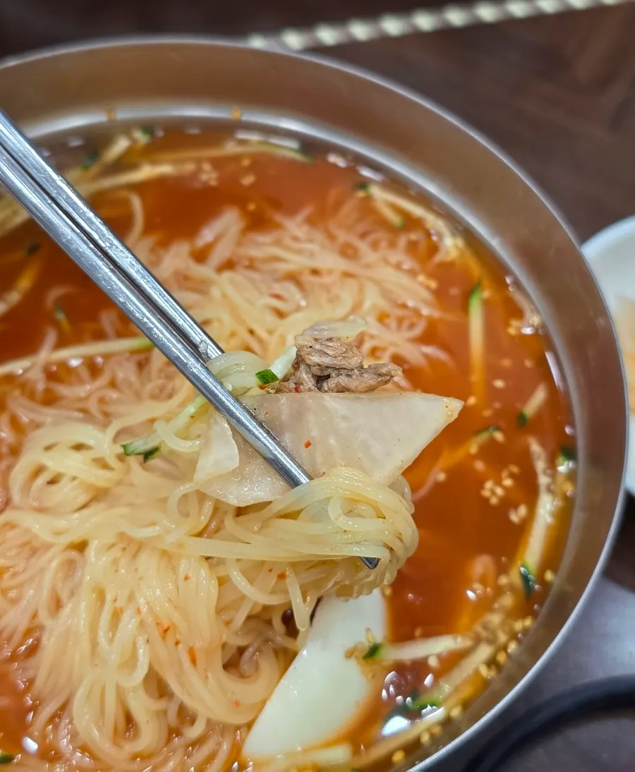 Một miếng mul milmyeon ăn cùng topping