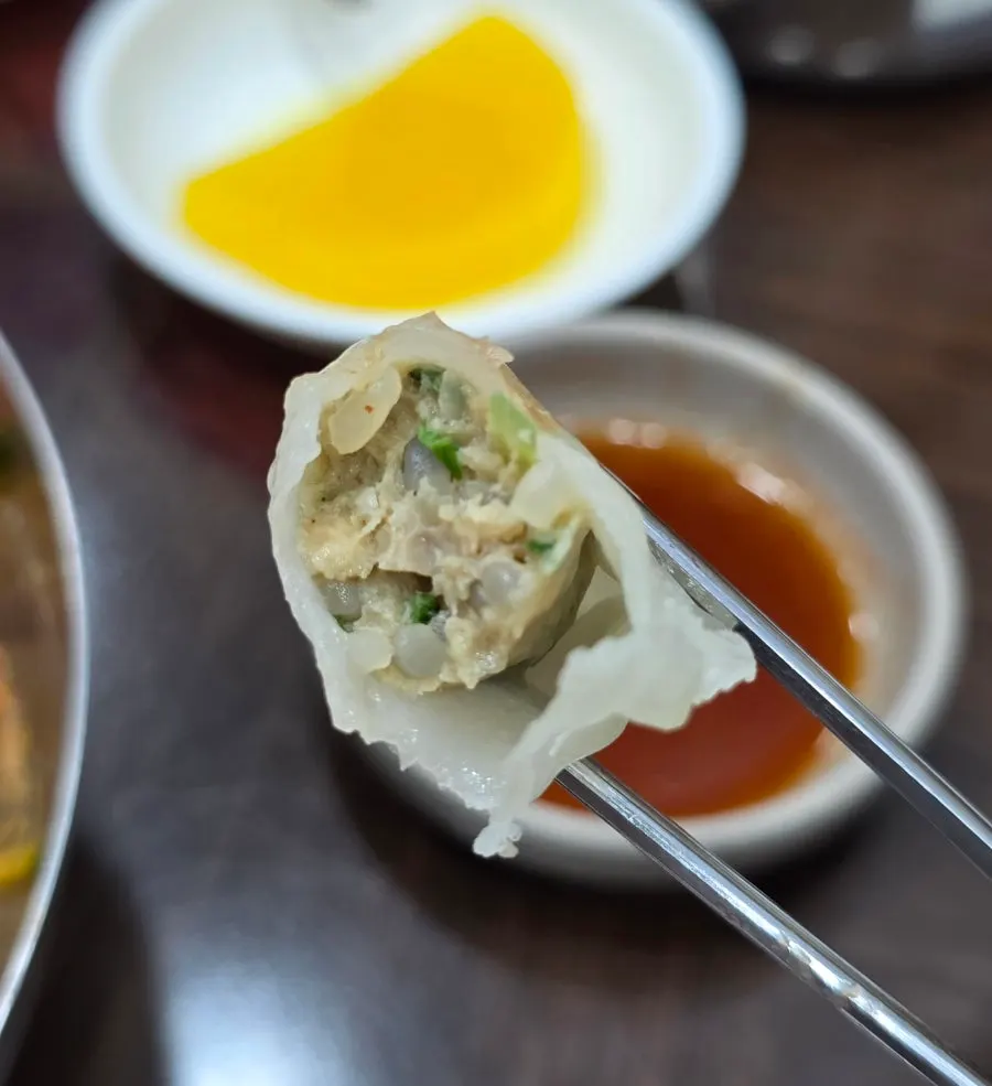 Mâm cuối cùng gồm milmyeon và mandu