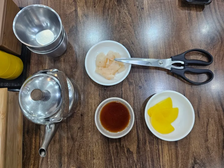 Danmuji, pickled radish and a kettle of hot broth as the basic table setting