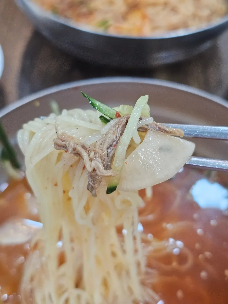 Mul-milmyeon noodles lifted without being cut with scissors