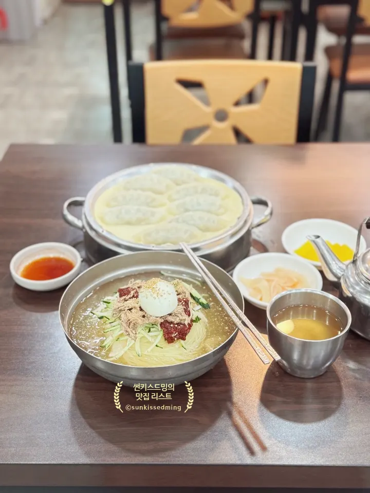 A solo table with mul-milmyeon and dumplings together