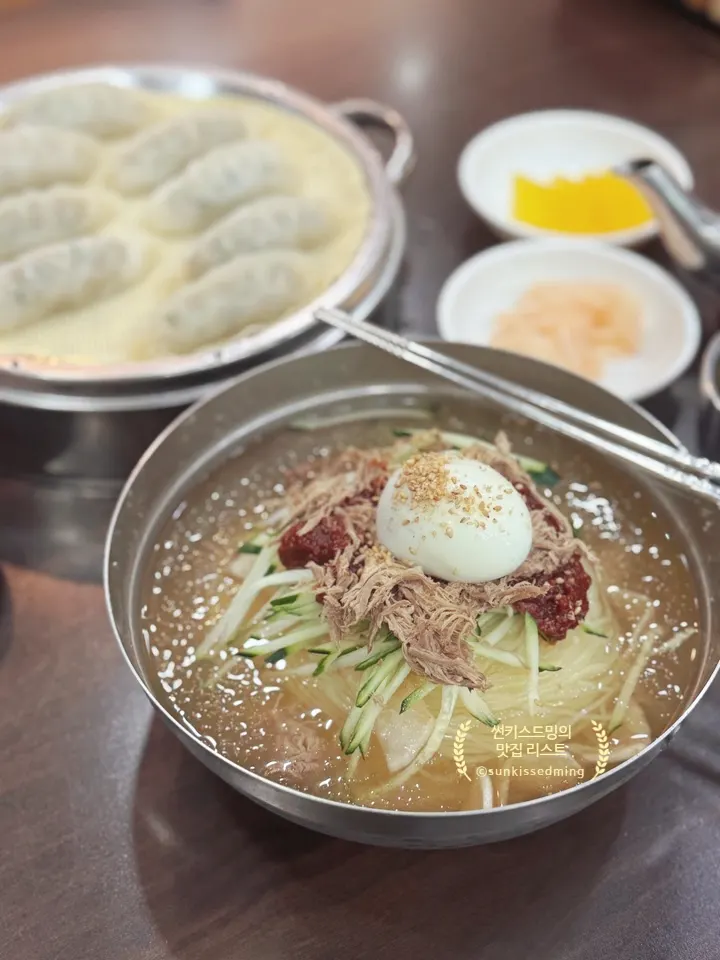 Mul-milmyeon noodles lifted with chopsticks