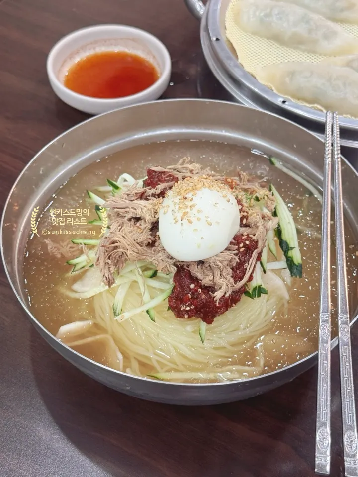 Mul-milmyeon topped with boiled egg and cucumber