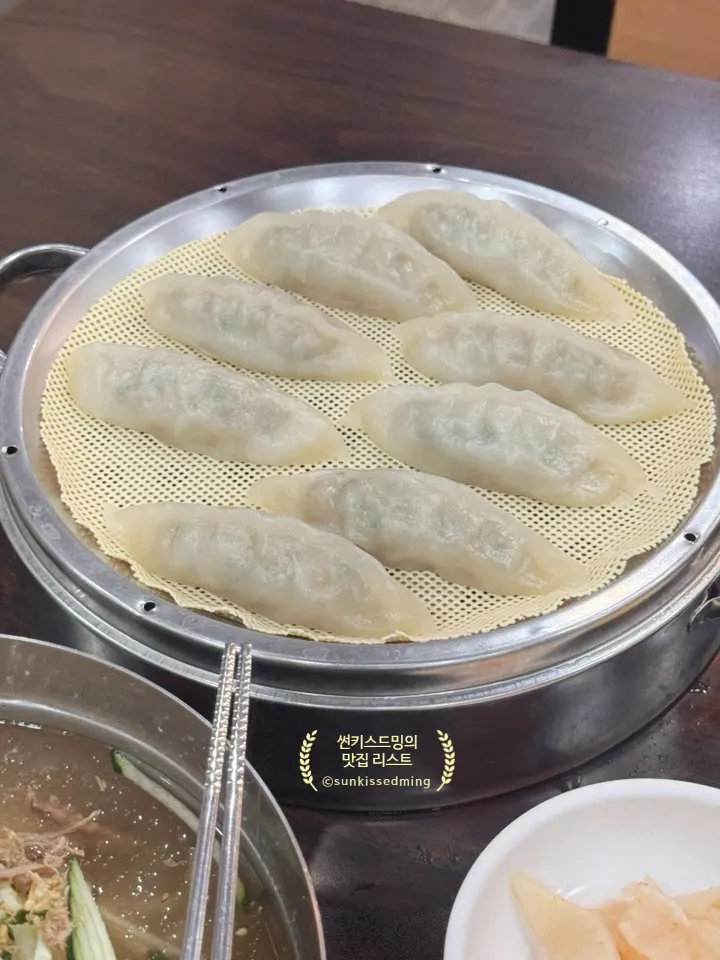 A plate of freshly steamed dumplings at Seomyeon Milmyeon