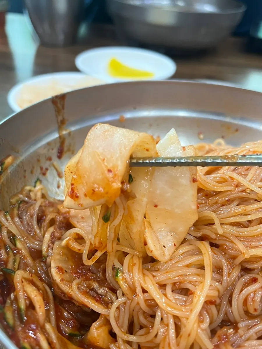 한 젓가락 들어올린 매콤달콤한 비빔밀면