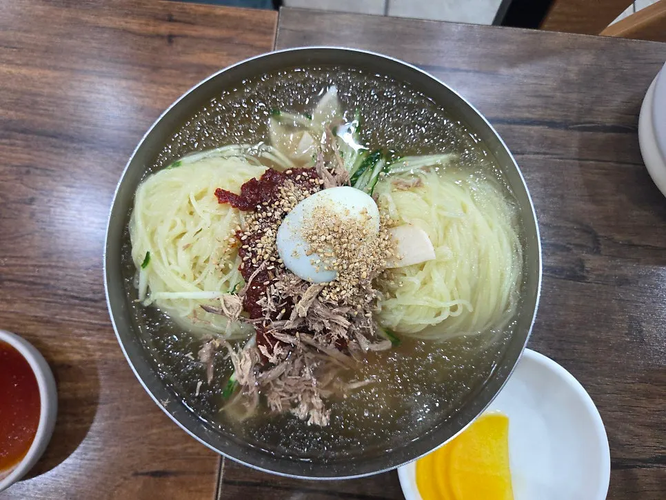 Mul-milmyeon topped generously with garnishes