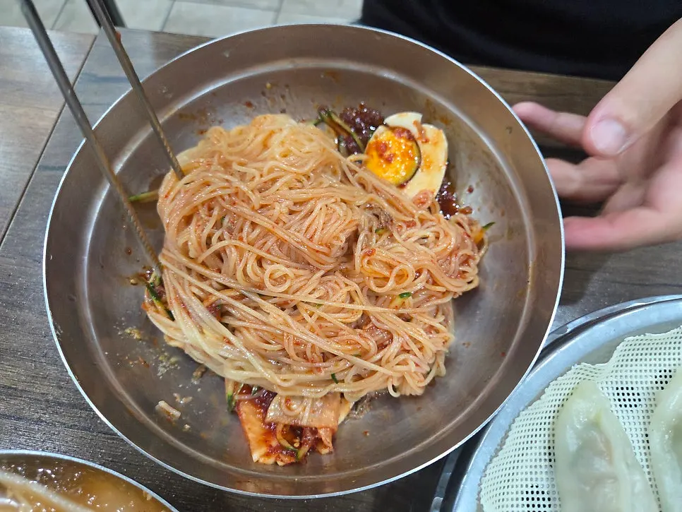 Bibim-milmyeon mixed thoroughly with sauce