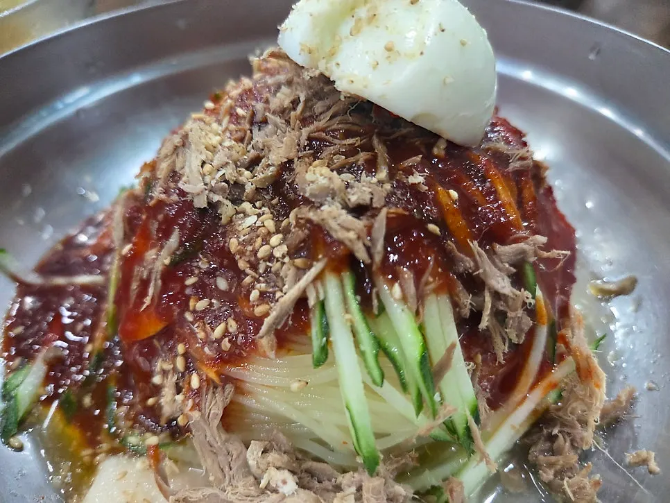 Bibim-milmyeon noodles lifted with chopsticks