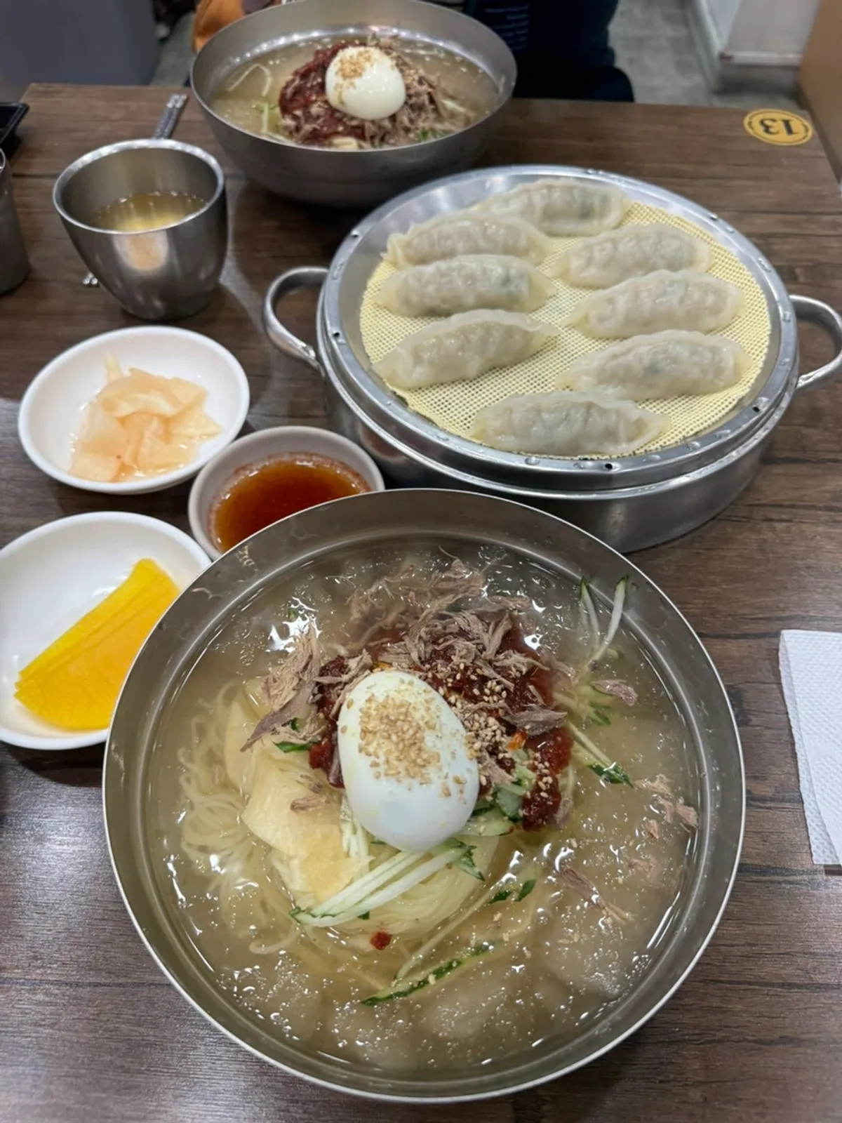 물밀면과 만두가 함께 차려진 한 상