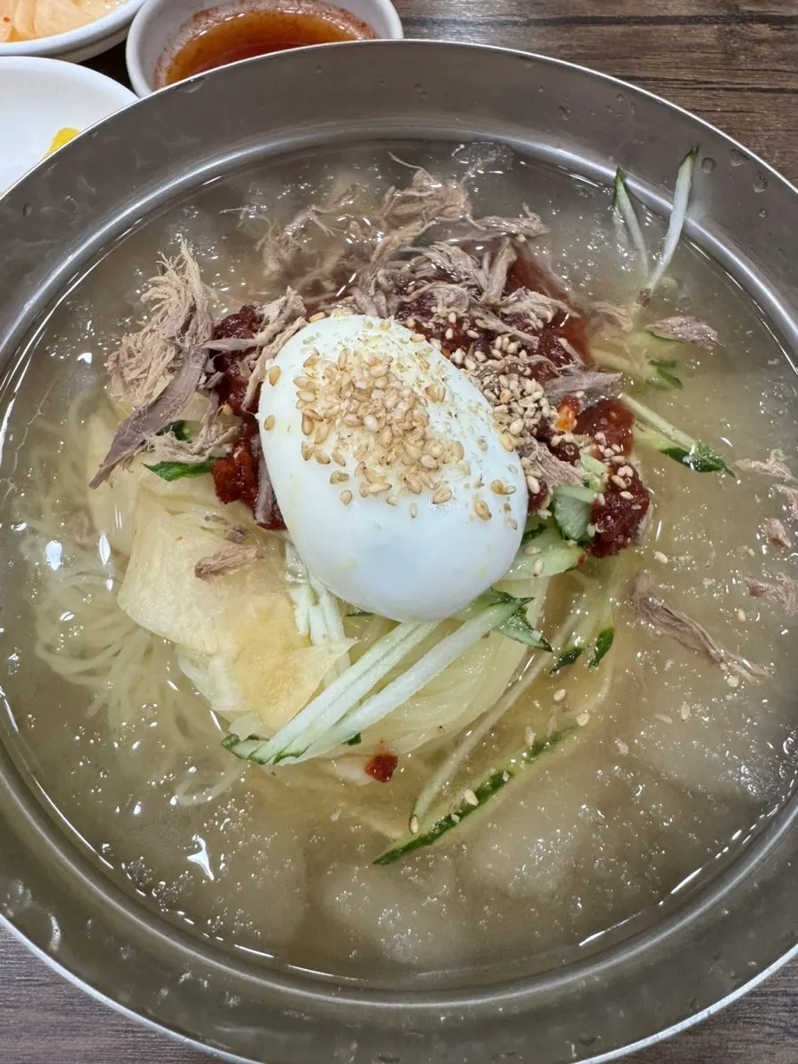 오이와 소고기 고명, 삶은 계란 반쪽이 올라간 물밀면