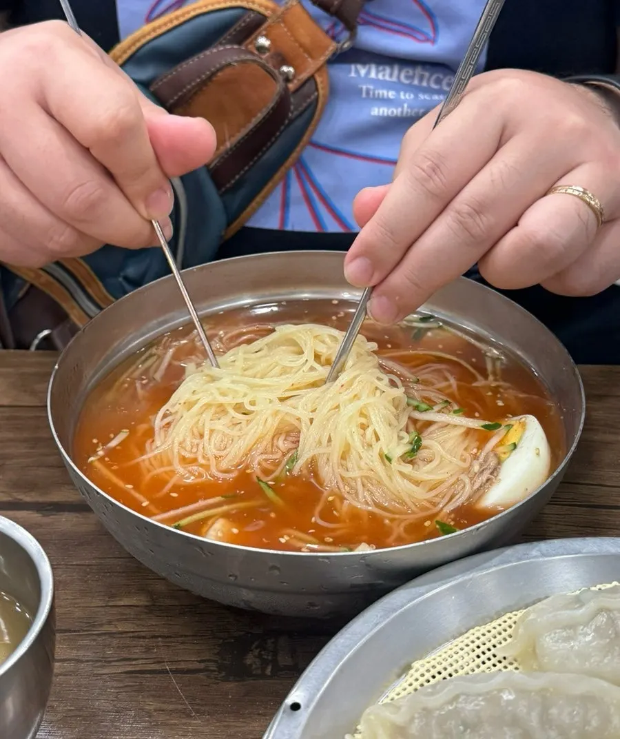 가위 없이 풀어낸 밀면 면발