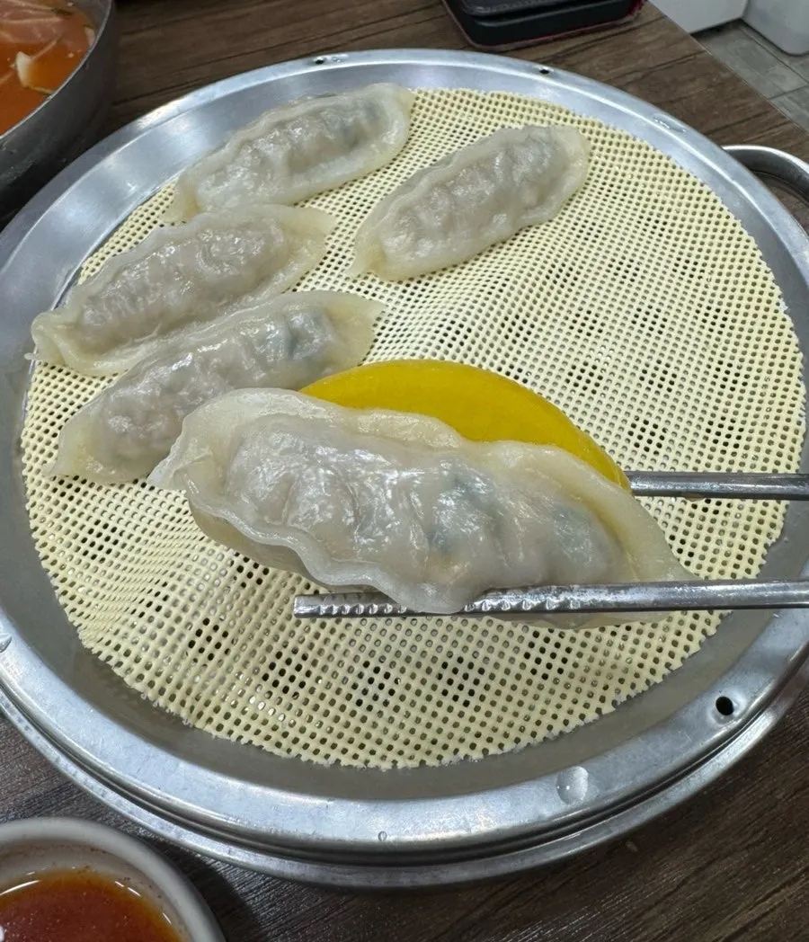 단무지와 함께 먹는 따끈한 만두