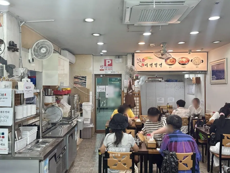 서면밀면 내부 테이블 배치