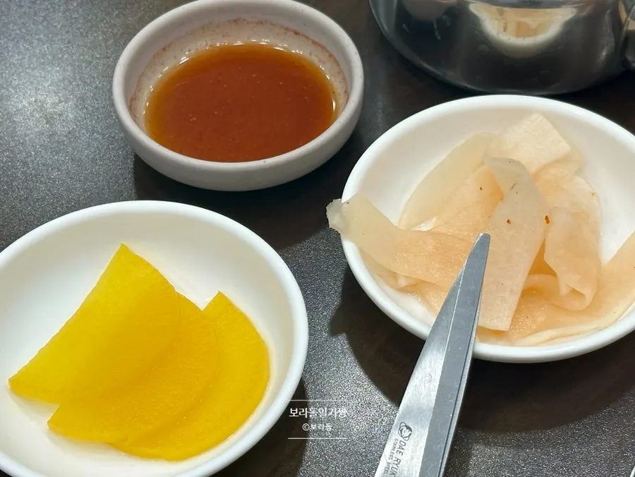 두툼한 단무지와 무김치 반찬