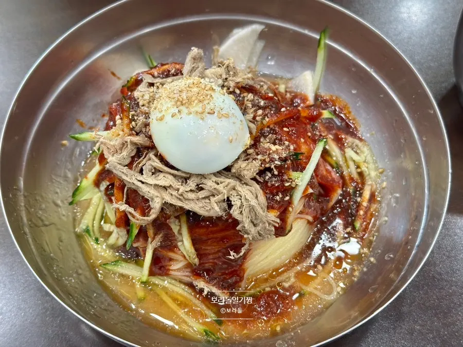 토핑이 넉넉한 서면밀면 비빔밀면