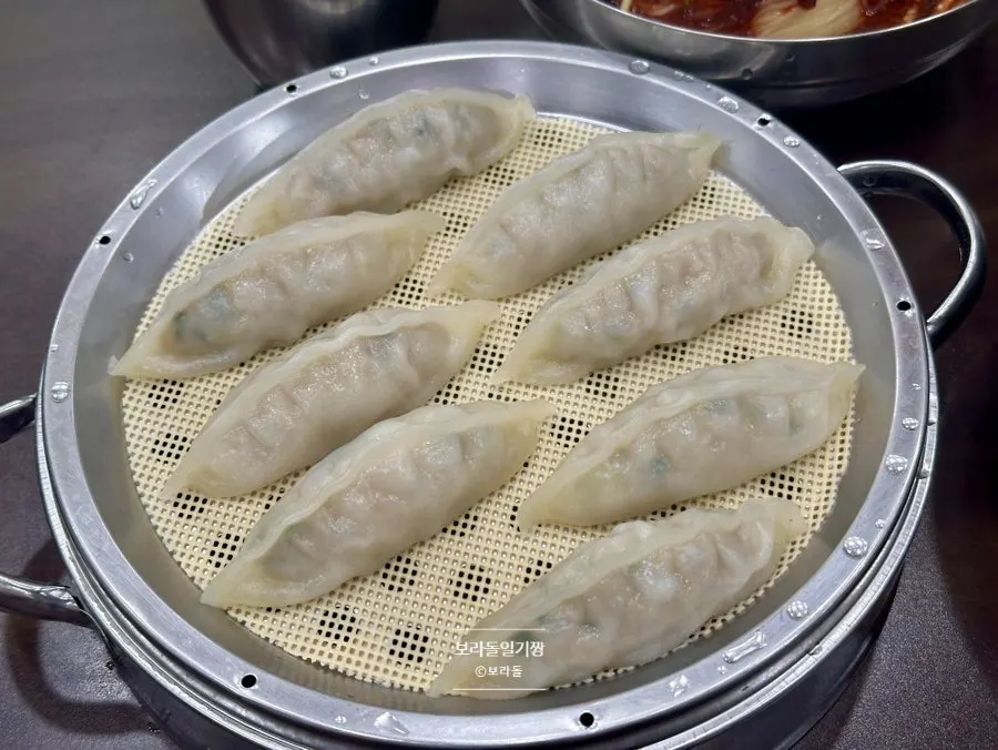 서면밀면 고기만두 한 접시